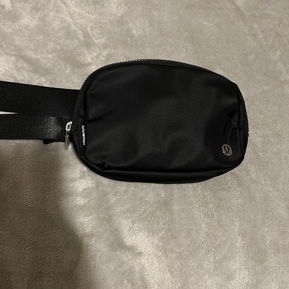 Lululemon Belt Bag Black 1l Like New